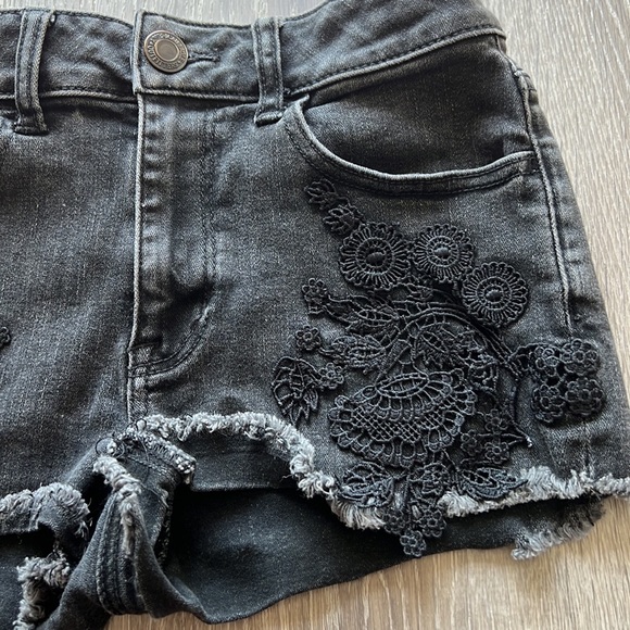 American Eagle Black Lace Denim Shorts Size 0 - Picture 3 of 10